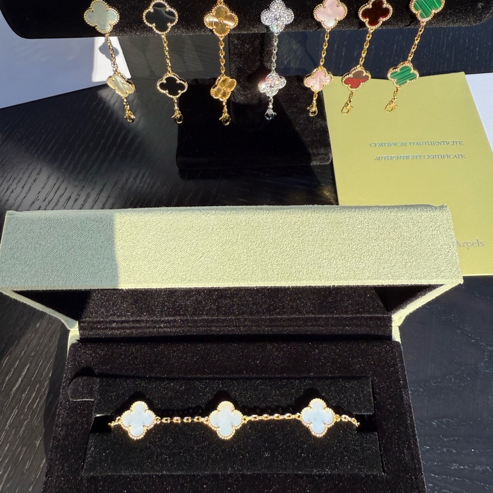 V C A Clover Bracelets - Picture 5 of 10